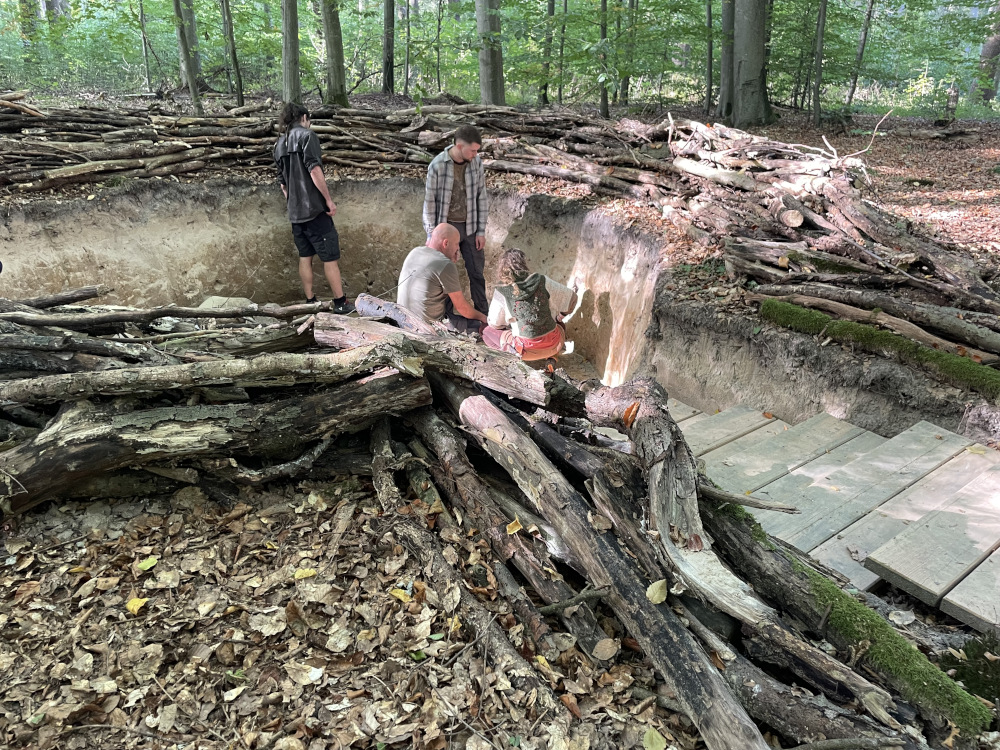 Besucher betrachten das Waldbodenpanorama in Eberswalde