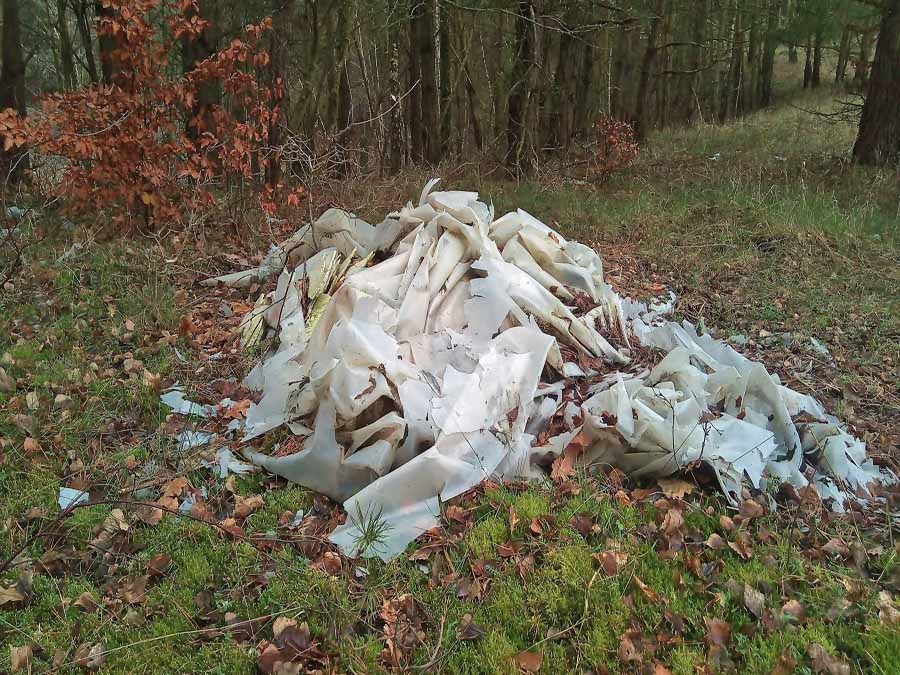 im Wald verrottende Kunststofffolien