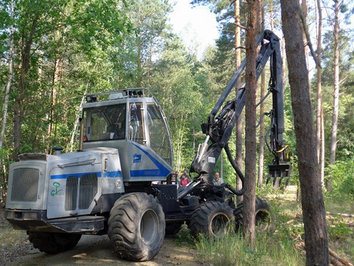 Forstmaschine mit spezieller Ausrüstung für die Bodenbearbeitung