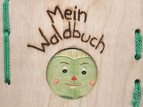 Hölzerner Deckel mit Gesicht und Text "Mein Waldbuch"