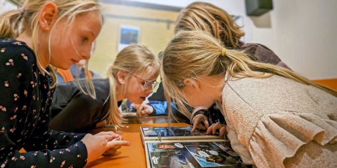 4 Mädchen betrachten Bilder