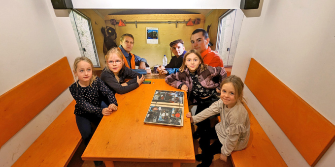 4 Mädchen mit den Waldarbeiterfiguren vergangener Zeit
