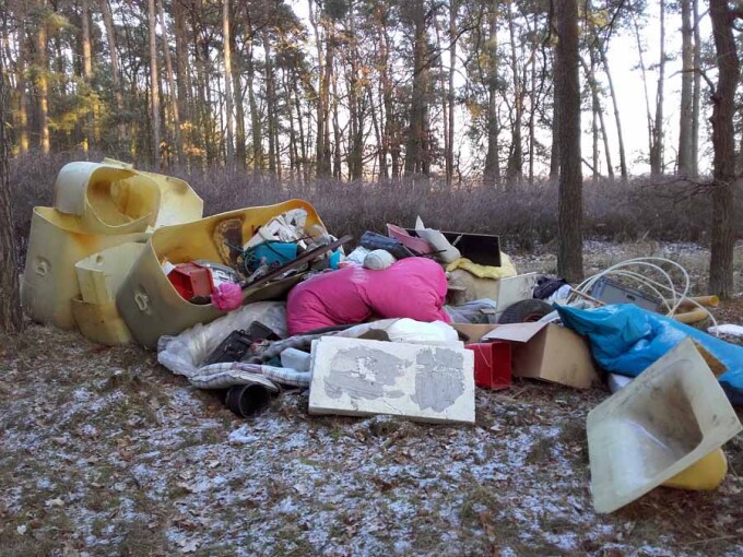 Müllberg aus Öltanks, Reifen und Haushaltsmüll
