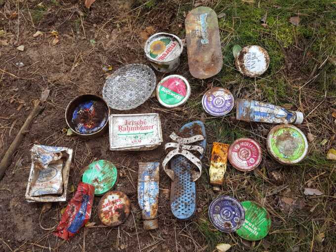 gesammelte Müllteile, Dosen, Becher, Schuh, Glasteller, Büchsen