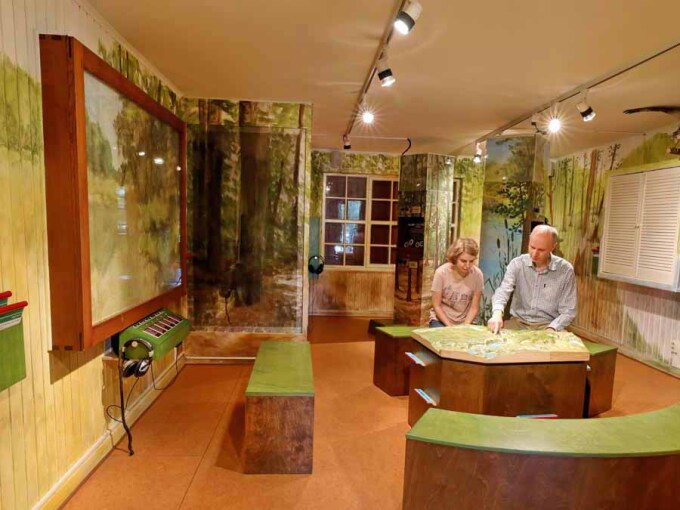 2 Personen betrachten die Reliefdarstellung Ruppiner Schweiz