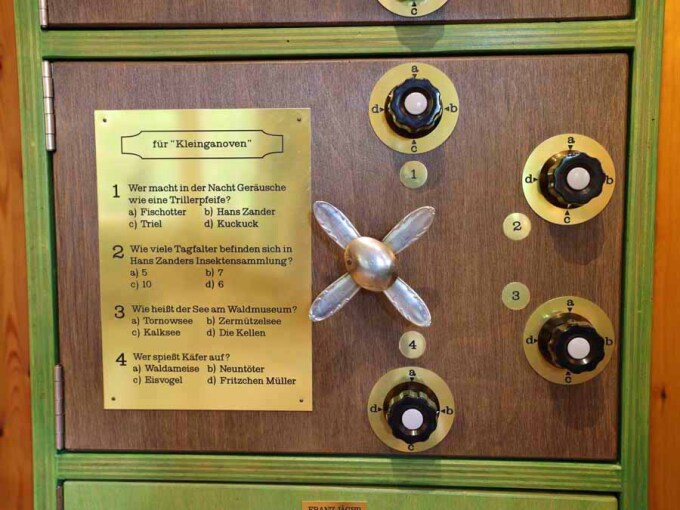 Geheimnisvoller Tresor mit 4 Stellknöpfen