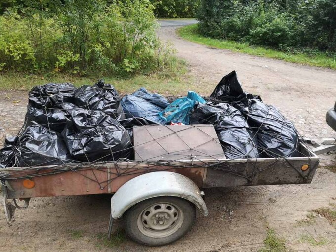 ein PKW-Hänger mit gesammelten Müll in Säcken verpackt
