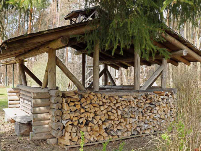 Überdachter Sammelplatz mit Brennholzstapel