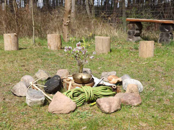 Materialien für den Redekreis mit Klangschale, Hölzern, Steinen und Seil