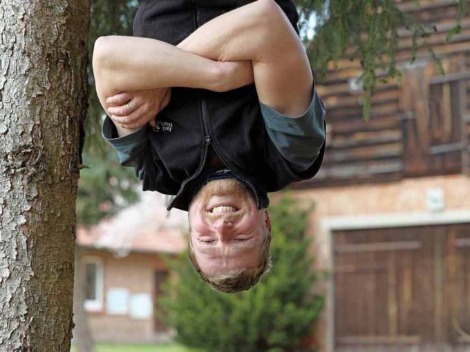 Waldschulleiter hängt kopfüber wie eine Fledermaus