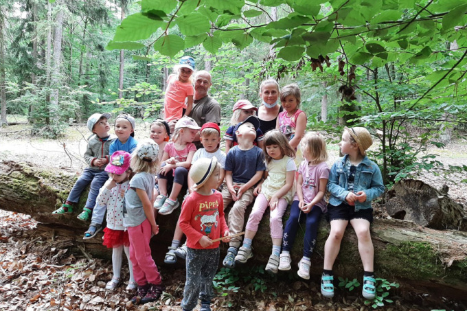 Kindergruppe im Wald