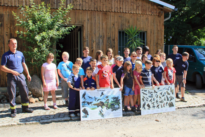 Kinder präsentieren Vogelbestimmungstafeln in der Greifvogelstation, © LFB