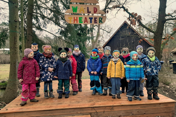 Kindergruppe auf der Theaterbühne