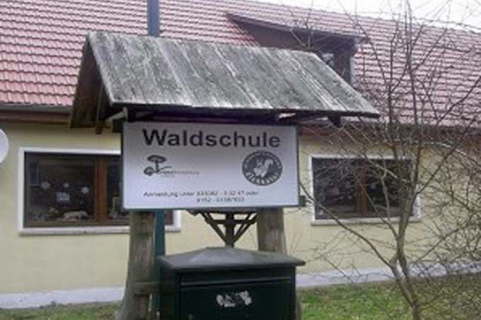 Kinderforstamt Eichkater Eingangsschild vor der Waldschule