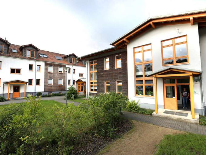 Gebäude der Waldarbeitsschule mit Internat und Lehrkabinett