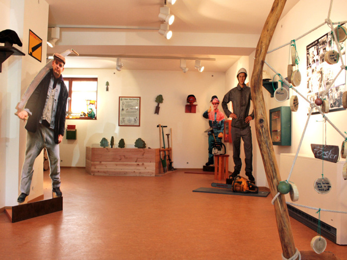 Raumansicht mit Waldarbeiterfiguren und Gerätschaften