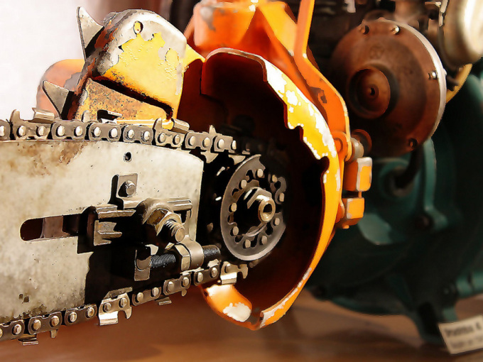 Sägenschwert mit Kette einer historischen Säge